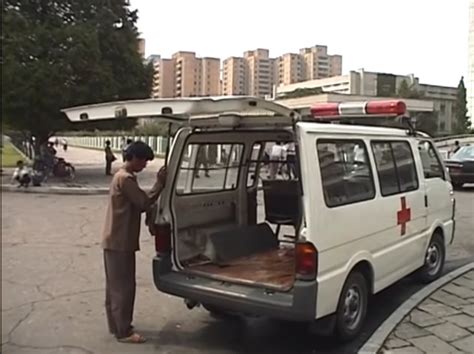 北朝鮮の自動車bot On Twitter マツダ ボンゴ E8 F8 救急車 画像は1990年代のもので、三代目ボンゴがベースという