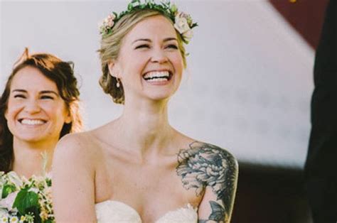 22 beautiful brides who showed off their tattoos with pride brides with tattoos wedding