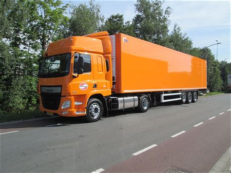 transport   nieuwe trekker oplegger combinaties  het coop oranje voor bakker logistiek