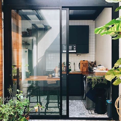 interior dapur minimalis semi terbuka  desain skyligt bermandikan cahaya alami