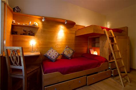 Moderna cameretta color tortora e . Cameretta su misura: cosÃ¬ i bambini giocano sereni nella casa in montagna