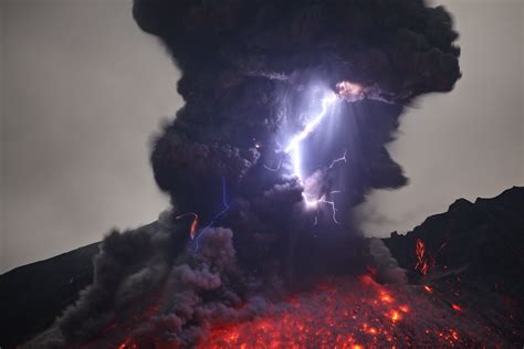 daredevil photographer captures the moment lightning hits