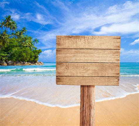 houten bord op tropisch strand stockfoto  andreykuzmin