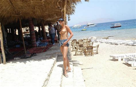 horny ukrainian sexwife posing naked on vacation in egypt 32画像