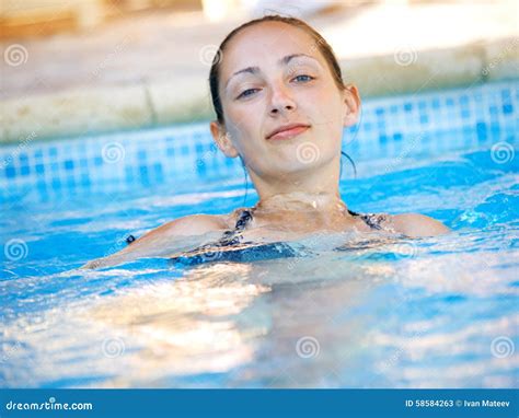 frau im pool stockbild bild von schön schwimmbad lächeln 58584263