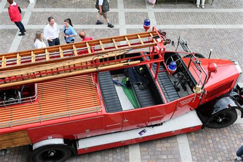 bildergalerie historische feuerwehrfahrzeuge bei nostalgie  rot