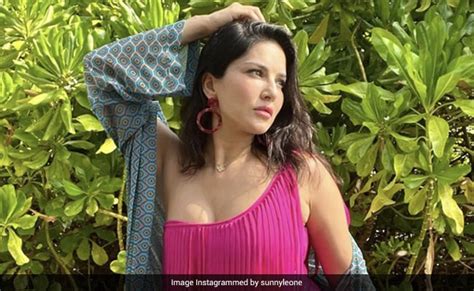 Sunny Leone Sends Good Morning Message From Maldives See Pics