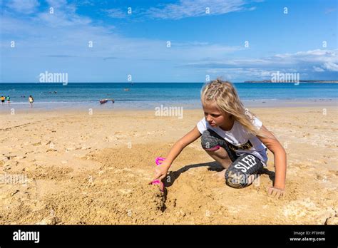 Eine Hübsche Kleine Blonde Mädchen Graben Ein Loch Am Strand Mit Einem