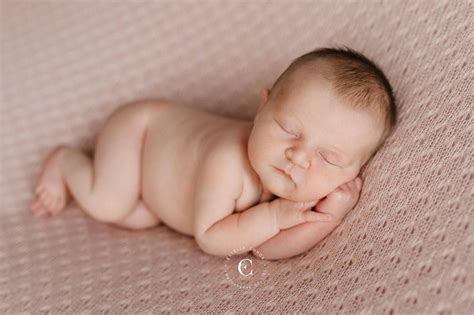 photo de bebe fille  la naissance montpellier estelle chhor photographe montpellier herault