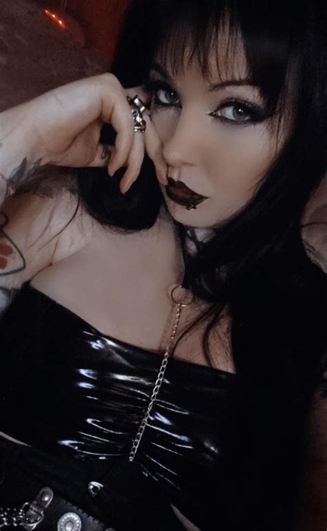 Just A Goth Selfie🖤🦇 ・ Popular Pics ・ Viewer For Reddit
