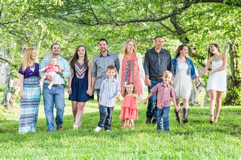 michelle  photography coordinating outfits   family photo session large family shoot