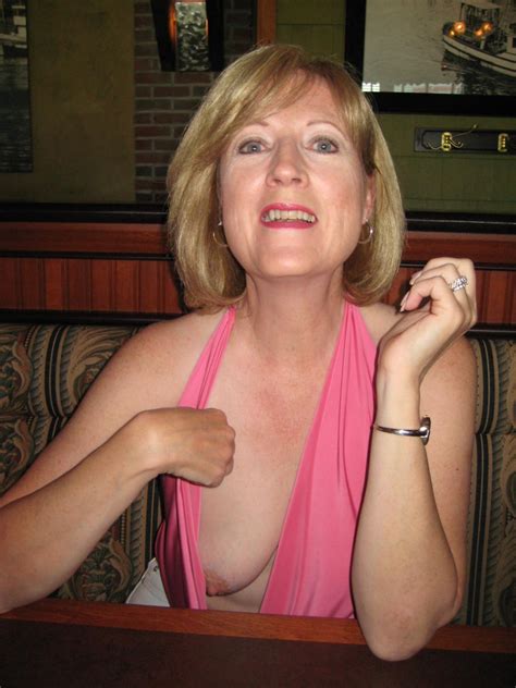 mature amateurs see thru cleavage downblouse and pokies mature porn photo