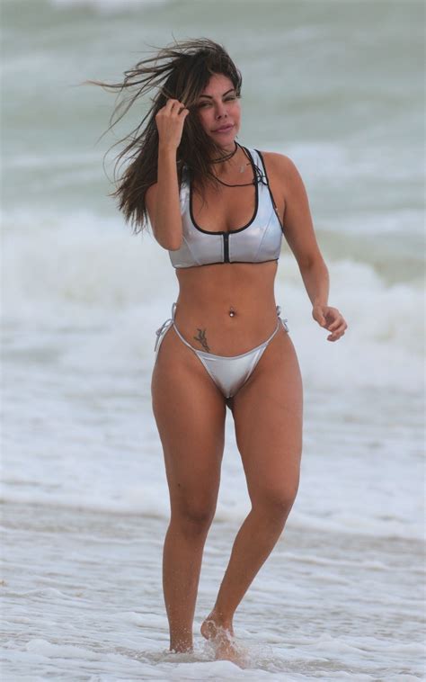 Liziane Gutierrez Flash Her Sexy Ass At Miami Beach 21 Photos The