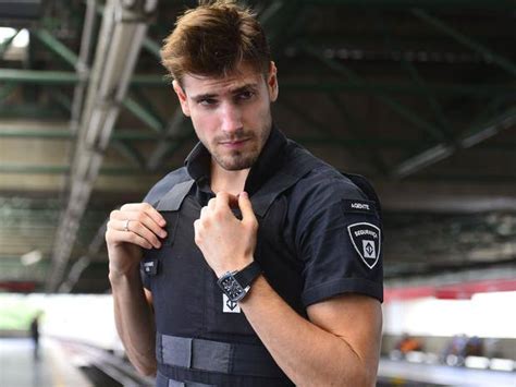 el policía más sexy del mundo arrasa en el mundial de brasil el comercio