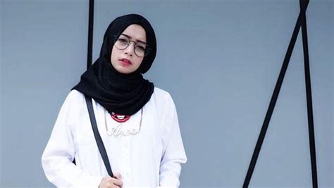 10 Selebgram Hijab Yang Sering Di Endorse Online Shop