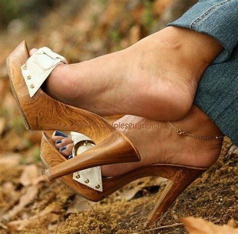 Pin Von Valeria Mary Auf Mules Hochhackige Schuhe Füße Holzschuhe