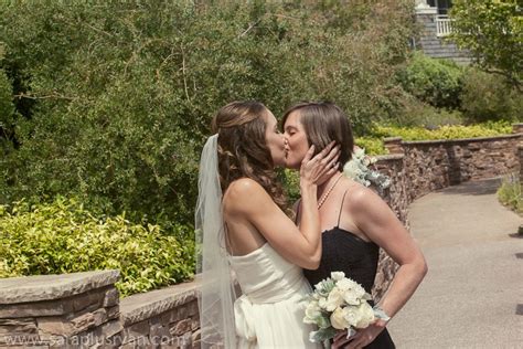 Lesbian Brides First Look Kiss Lesbian Wedding Photos Lesbian