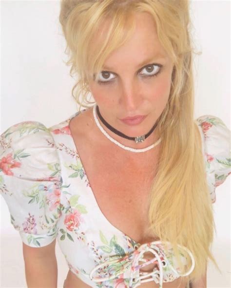 Britney Spearss Tits In Deep Cleavage 11 Selfies The Fappening