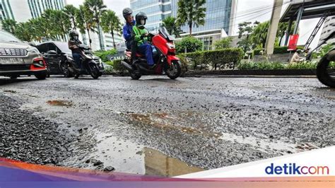 Hati Hati Jalan Rasuna Said Rusak Dan Becek