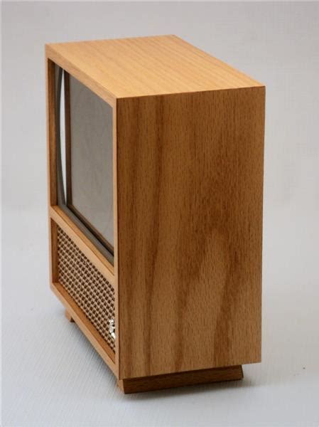 Wooden Case Transforms The Ipad Mini Into A 1950s Tv Set