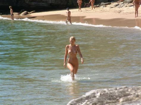 【画像】ヌーディストビーチにめっちゃエロい身体した女の子が来てるぞ・・・ ポッカキット