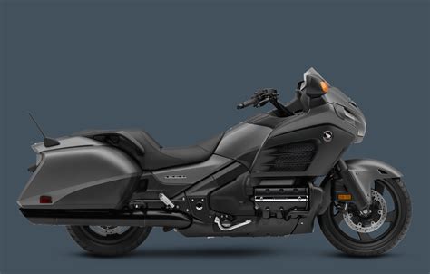 review  honda goldwing  sleek  efficient