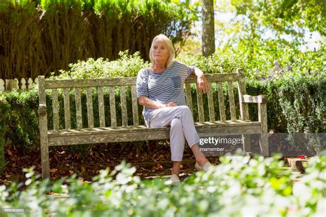 portrait de femme mûre moderne attractive assis dans le parc photo