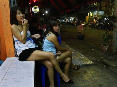 ‘modern day sex slaves 17 people charged in ‘sophisticated trafficking ring that brought thai