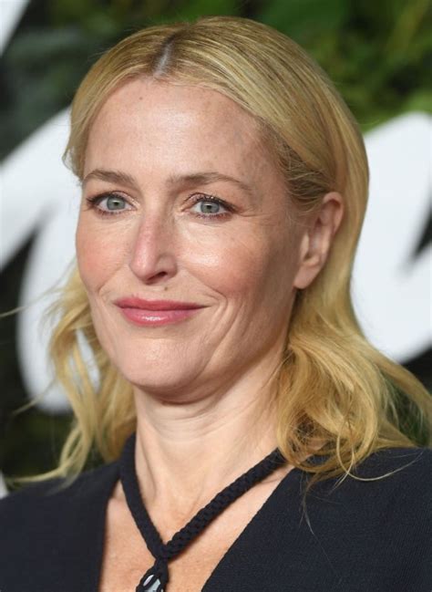 gillian anderson signs first look deal with netflix