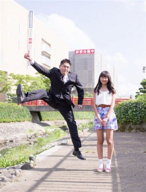 日本で父と娘の面白写真が流行 父が変なポーズで飛ぶ 中国網