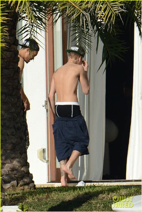 Justin Bieber Shirtless And Underwear Clad In Miami Photo 2800361