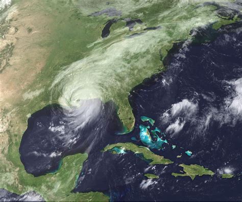 hurricane katrina arrives image   day