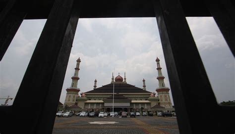 klan ratu atut diduga palsukan kontrak masjid al bantani indonesian