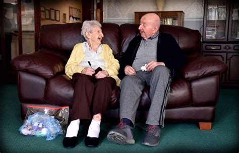 une mère de 98 ans déménage dans une maison de retraite