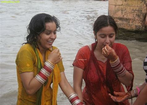 beautiful indian desi housewife bathing in river new photos river bath bath girls indian