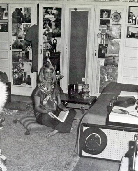 inside college dorm rooms from the 1970s flashbak
