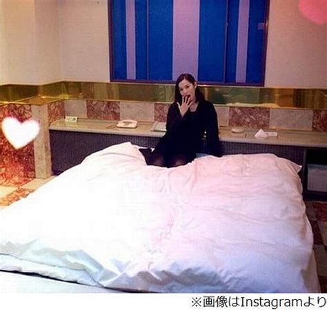 【画像】市川由衣がラブホテルのベッドで撮影した写真を投稿 ライブドアニュース
