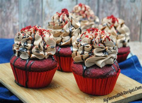 red velvet cupcakes w chocolate cream cheese frosting