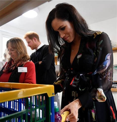 Meghan Markle Writes Messages Of Hope On Bananas For One25