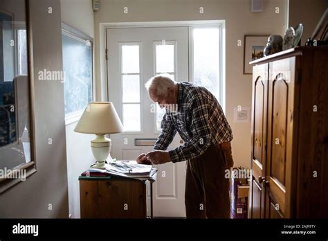 ancianos en casa solos fotografías e imágenes de alta resolución alamy