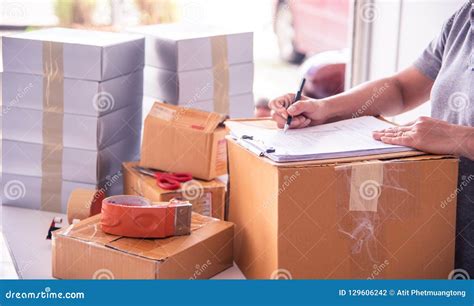 de ambtenaar controleert de goederen  het pakhuis stock foto image