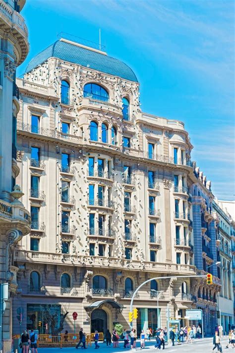 gebouwen  barcelona spanje redactionele fotografie image  vensters orientatiepunt