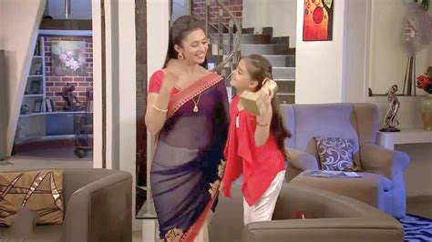 Divyanak Tripathi In Saree In Tv Show Yeh Hai Mohabbatein Sexy Navel