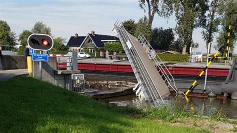paddepoelsterbrug ligt deels  het water na aanvaring door schip rtv noord