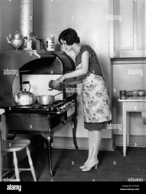 1920er Jahre Hausfrau Am Herd Kochen Stockfotografie Alamy