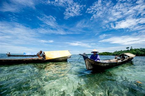 bajau laut   nomads  spend  lives  sea business
