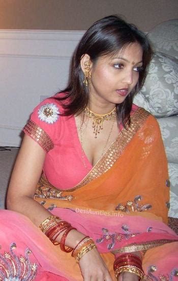 asian star pictures beautiful desi aunty wearing saree blouse showing cleavages