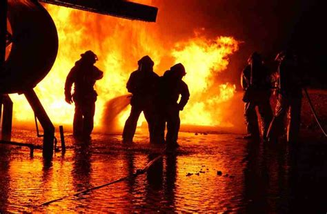 23 incredibly heroic real life firefighters photos in action