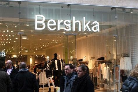 bershka heeft een sterke voorgevel doordat de voorgevel helemaal van glas  hierdoor valt de