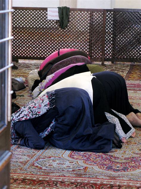 Muslim Women Praying Looking Into The Door Of A Bey S